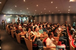 9j4v9179-400x266 Always a packed house when Naki is around...