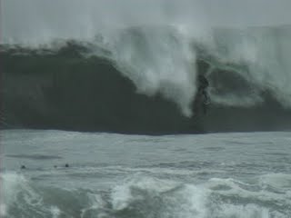 batty3 Ian backdooring a crazy section on his 6`1 Doc Aviso!